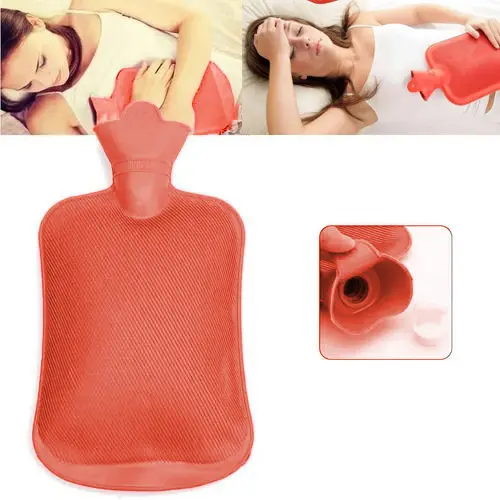 Bolsa térmica de agua roja usada para aliviar el dolor de estómago.