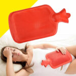 Bolsa térmica de agua para aliviar dolor, usada por mujer acostada.