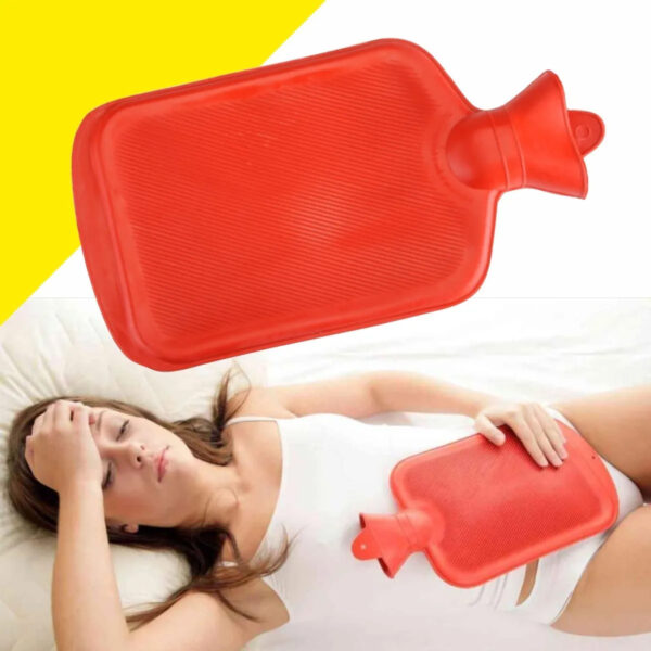 Bolsa térmica de agua para aliviar dolor, usada por mujer acostada.
