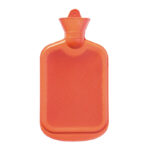 Bolsa térmica naranja de goma con textura acanalada y tapón de rosca, ideal para agua fría o caliente.