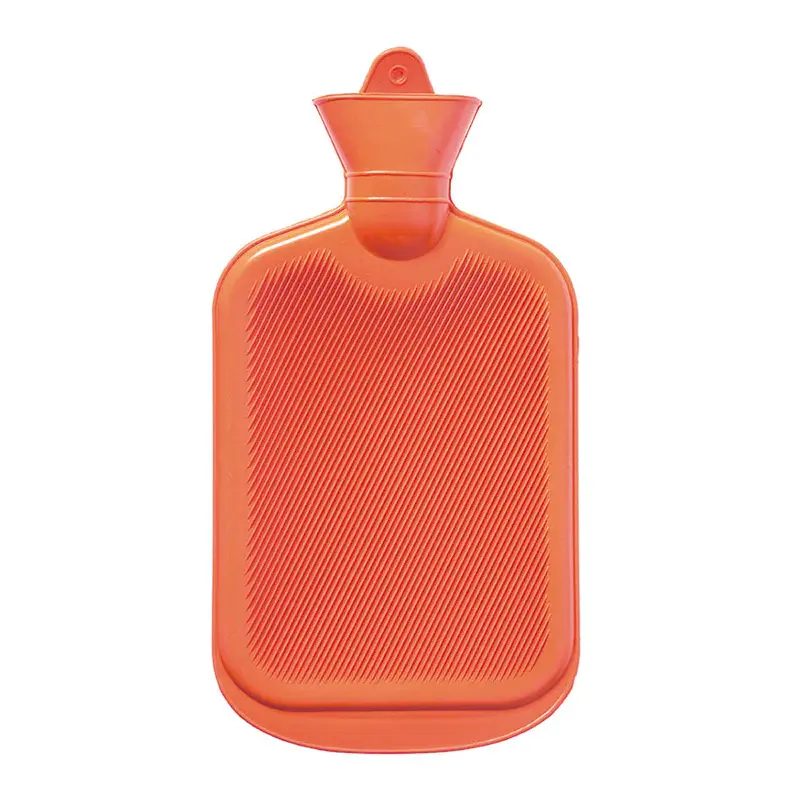 Bolsa térmica naranja de goma con textura acanalada y tapón de rosca, ideal para agua fría o caliente.
