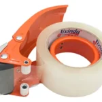 Dispensador de cinta de embalaje naranja con rollo de cinta transparente, herramienta de oficina.