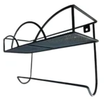 Estante de pared negro con soporte para colgar, diseño de malla y curvo.