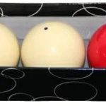 Tres bolas de billar de carambola de lujo en caja negra, 2 blancas y 1 roja.
