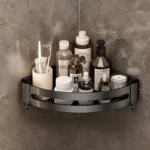 Estantería de baño negra con productos, 2 cepillos de dientes y crema.