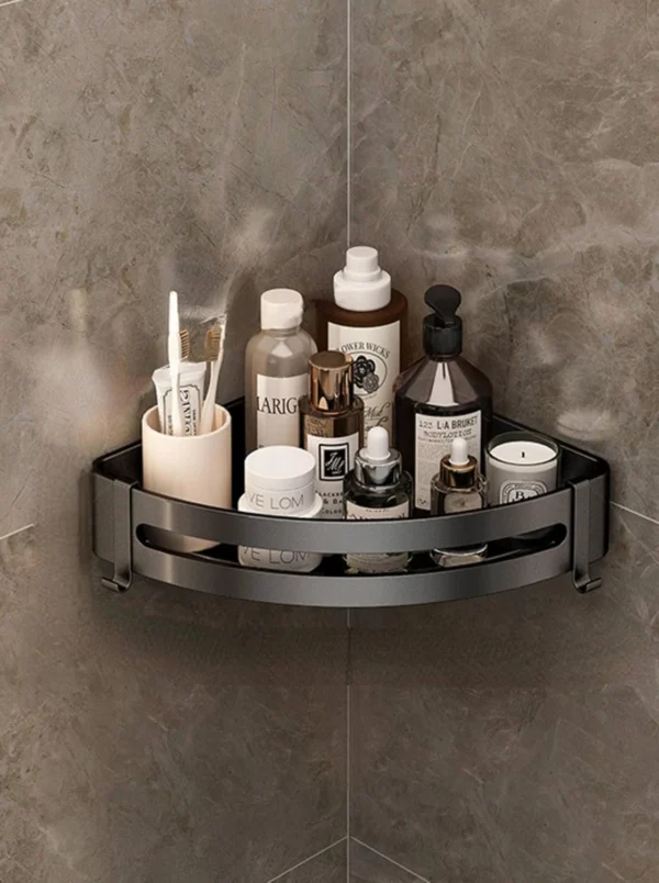 Estantería de baño negra con productos, 2 cepillos de dientes y crema.
