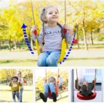 Niña sonriente se balancea en columpio infantil amarillo al aire libre.
