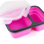 Porta comida plegable rosa de silicona con divisores y cubiertos integrados.