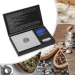 Gramera digital A2403-581 con moneda, azúcar, granos y hierbas medicinales.