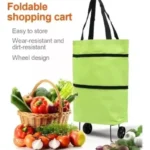 Carrito de mercado portátil con ruedas y asas, lleno de frutas y verduras frescas.