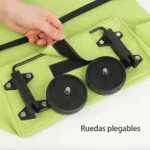 Bolso de mercado con ruedas plegables, carrito portátil verde, mano ajustando velcro.