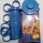 Filtro para licuadora universal azul con vasos, tapa y caja ilustrada con frutas.