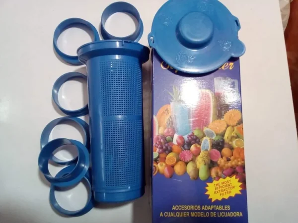 Filtro para licuadora universal azul con vasos, tapa y caja ilustrada con frutas.