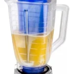Filtro licuadora universal Filter de plástico transparente con tapa azul y líquido amarillo.