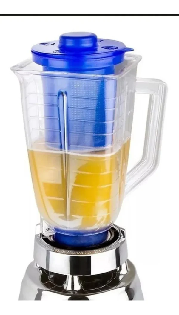 Filtro licuadora universal Filter de plástico transparente con tapa azul y líquido amarillo.