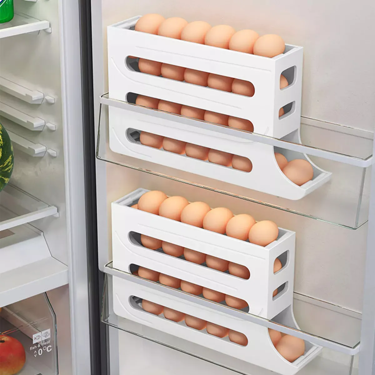 Porta huevos automático en nevera, organizado, con dispensador de huevos.