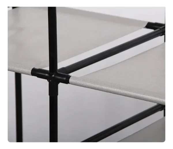 Closet multifuncional Orga con estructura metálica y estantes grises, vista de cerca de las uniones.
