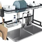 Escurridor de loza de 64 cm sobre doble lavaplatos, con estante para platos, vasos, cubiertos y tabla de cortar.