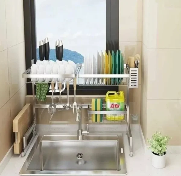 Escurridor de loza de 64 cm con varios compartimentos, escurridor de platos y utensilios sobre el lavaplatos.