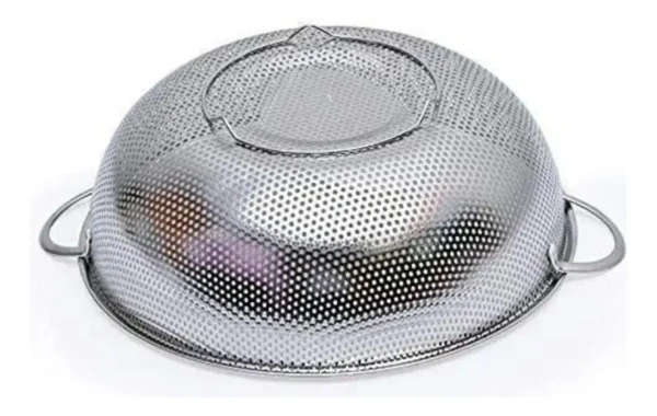 Colador escurridor de metal perforado de 22.5cm con asas, ideal para cocina.