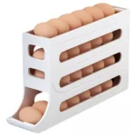 Porta huevos automático de plástico blanco con huevos marrones en tres niveles.