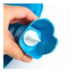 Bolsa térmica azul con tapón blanco para agua fría y caliente, vista cercana.