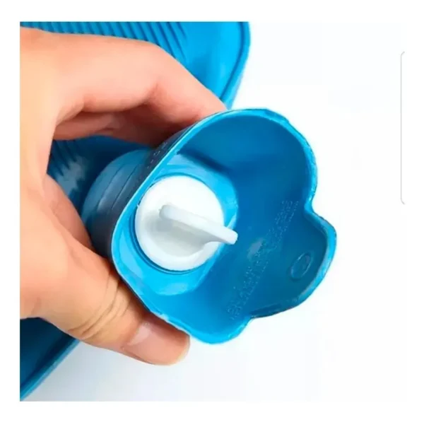 Bolsa térmica azul con tapón blanco para agua fría y caliente, vista cercana.