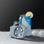 Abrelatas para latas de refresco y cerveza, con rodaja de limón y cubitos de hielo.