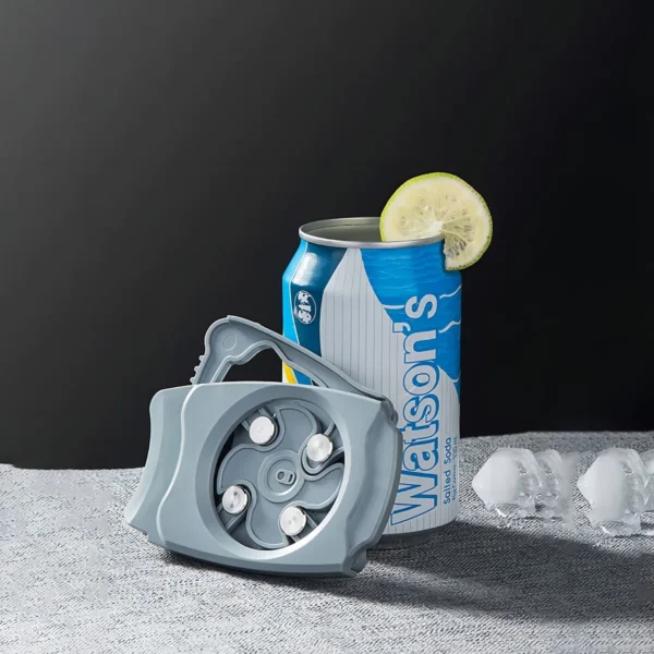Abrelatas para latas de refresco y cerveza, con rodaja de limón y cubitos de hielo.
