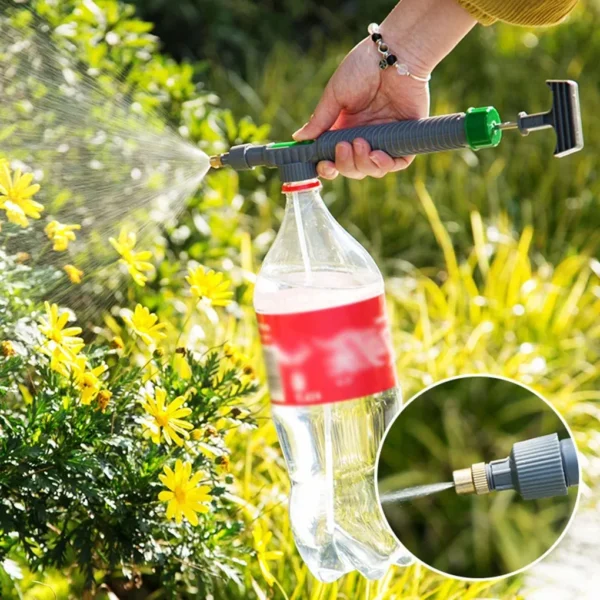 Rociador a presión universal para botellas, ideal para regar flores y plantas en exteriores.