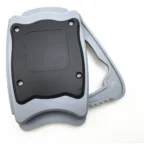 Abrelatas manual de seguridad plateado con mango ergonómico para una fácil apertura de latas.