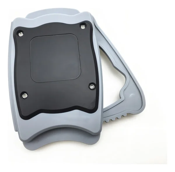 Abrelatas manual de seguridad plateado con mango ergonómico para una fácil apertura de latas.