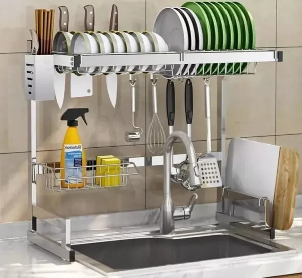 Escurridor de loza 64 cm con secador de platos, cubiertos, utensilios y tabla de cortar sobre el lavaplatos.