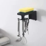 Organizador giratorio de cocina con espacio para esponja y utensilios colgantes.