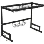 Escurridor de loza negro de 64 cm con dos niveles y canasta para cubiertos sobre el lavaplatos.