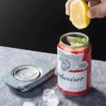 Abrelatas para latas de cerveza Budweiser con limón y menta, ideal para preparar bebidas refrescantes.