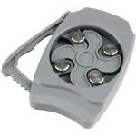Abrelatas de mano gris con cuatro rodillos de metal para abrir latas de forma segura.