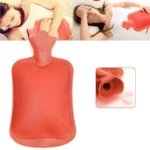 Bolsa térmica de agua roja con diseño acanalado y cierre seguro, ideal para aliviar dolores.