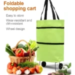 Carrito de mercado portátil verde con canasta de verduras, fácil de almacenar.