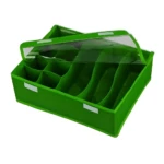Caja organizadora de ropa interior verde con compartimentos y tapa transparente.