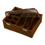 Caja organizadora de ropa interior marrón con compartimentos y tapa transparente abierta.