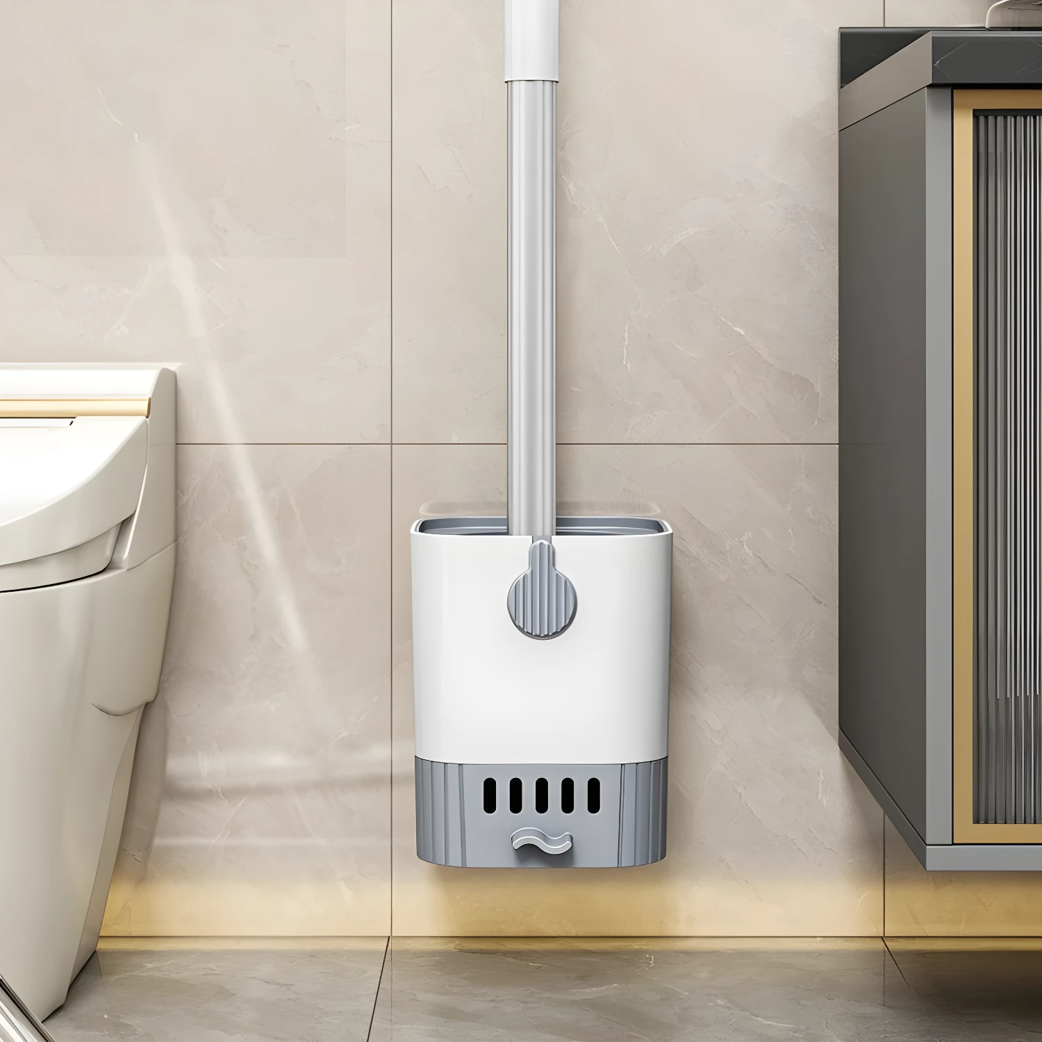 Cepillo de baño blanco y gris con soporte, junto a inodoro y mueble de baño.