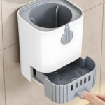 Cepillo de baño blanco y gris montado en pared con bandeja de agua extraíble.