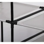Closet Orga multifuncional con estantes grises y estructura negra.