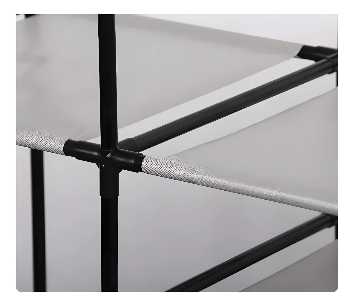 Closet Orga multifuncional con estantes grises y estructura negra.