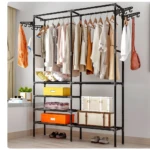 Closet esqueleto doble con ropa colgada, cajas y accesorios organizados en estantes.