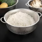 Colador escurridor de acero inoxidable con arroz blanco y asas, 22.5cm.