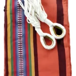 Set x2 hamacas multicolores con cuerdas y argollas, ideal para exterior.