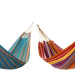 Set x2 hamacas de tela a rayas multicolores vibrantes con soporte de cuerdas para relax al aire libre.