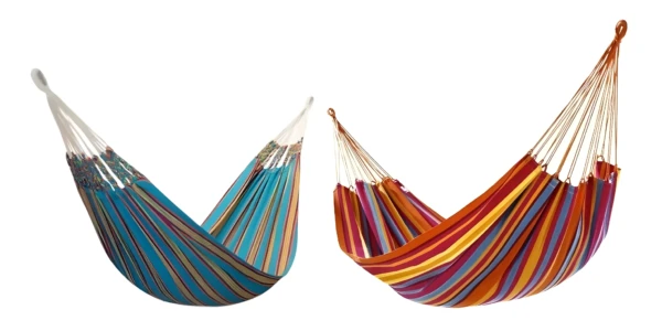 Set x2 hamacas de tela a rayas multicolores vibrantes con soporte de cuerdas para relax al aire libre.